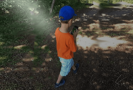 Kind spielt mit der App uRnature im Wald